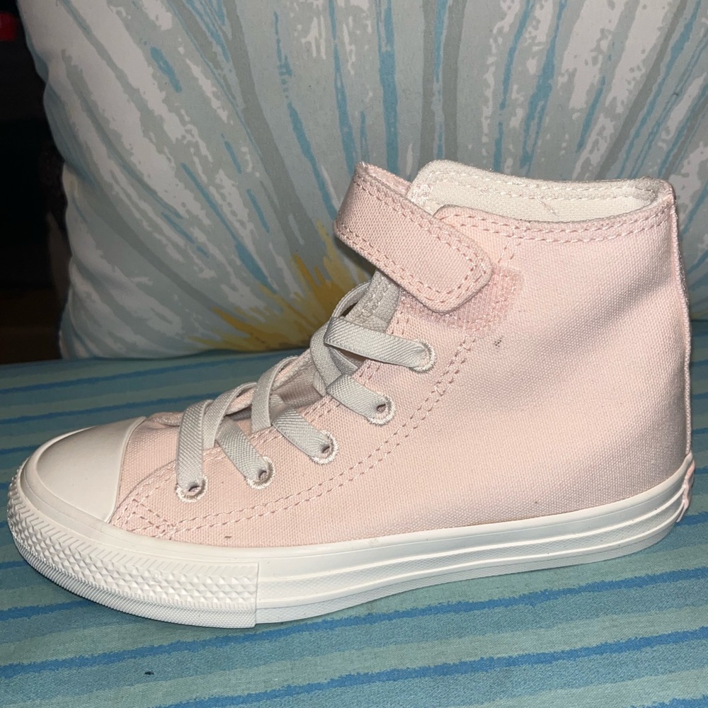 chuck taylor all star canvas youth converse. Comes with converse box.
